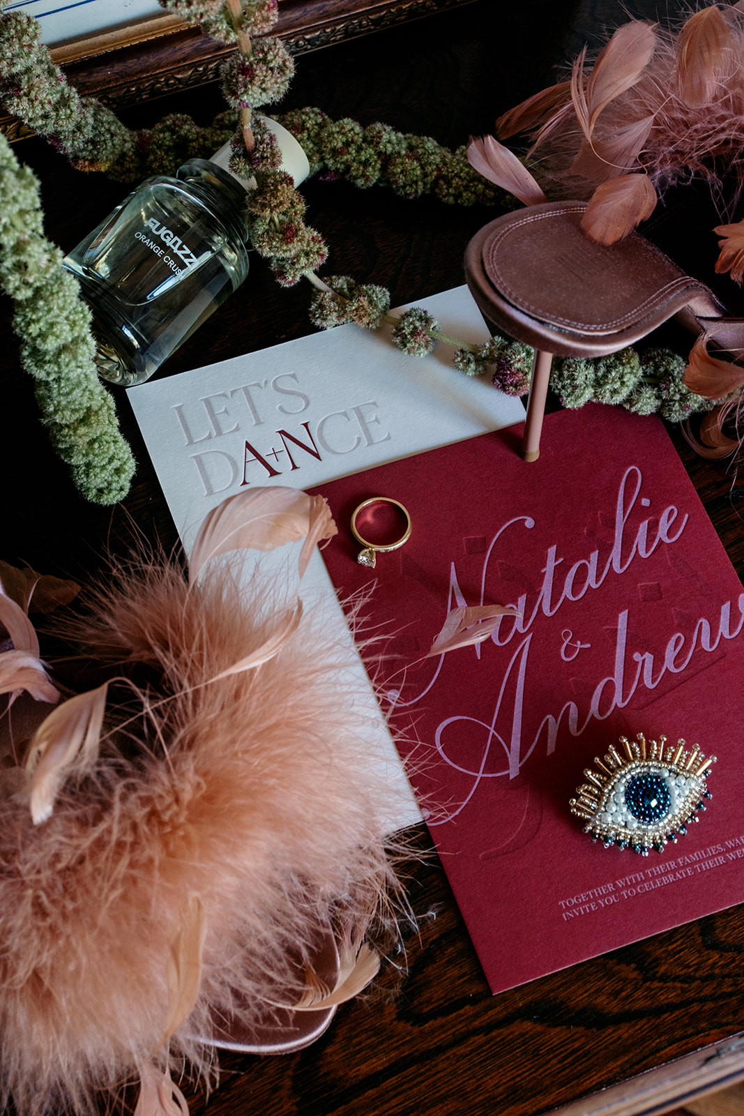 pose à plat edding avec suite d'invitations, bague saphir contre le mauvais œil, plumes roses et guirlande de mousse – Le mariage de Natalie et Andrew dans le vignoble de Melbourne photographié par Kinship par Kristy