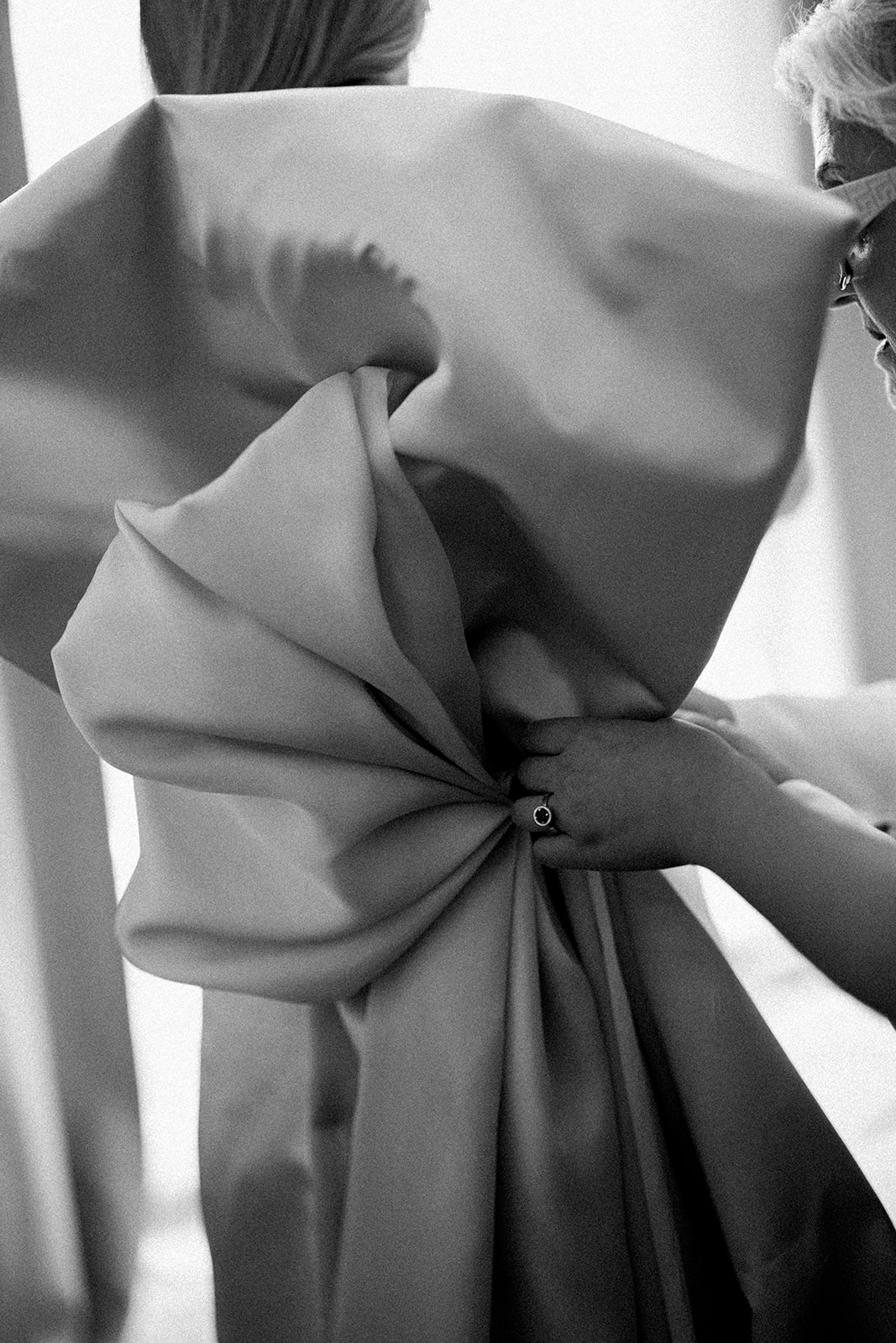 détail perdu d'un grand nœud dans le dos sur une robe de mariée en soie conçue sur mesure - robe conçue par la mariée lors d'un mariage à l'église de Melbourne, photographie de Kinship par Kristy