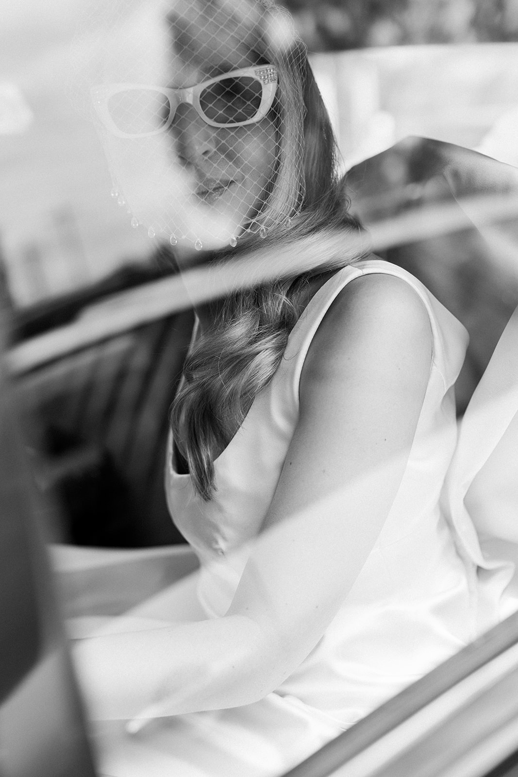 Noir et blanc, franche, de la mariée portant des lunettes de soleil œil-de-chat blanches et une robe en soie personnalisée se rendant à sa cérémonie de mariage à l'église de Melbourne – photographie de Kinship by Kristy