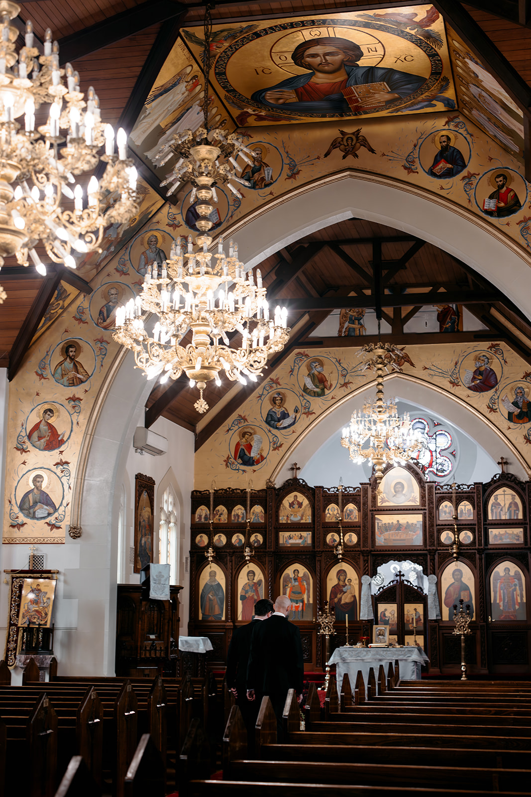 Intérieur d'une église orthodoxe de Melbourne décoré d'icônes byzantines, de lustres et de boiseries ornées avant la cérémonie de mariage de Natalie et Andrew, photographié par Kinship by Kristy