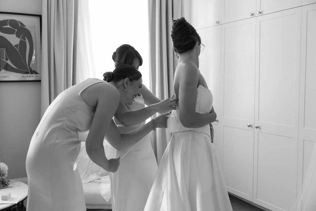 La mariée s'habille avec une robe de mariée deux pièces Karen Willis Holmes avec des demoiselles d'honneur