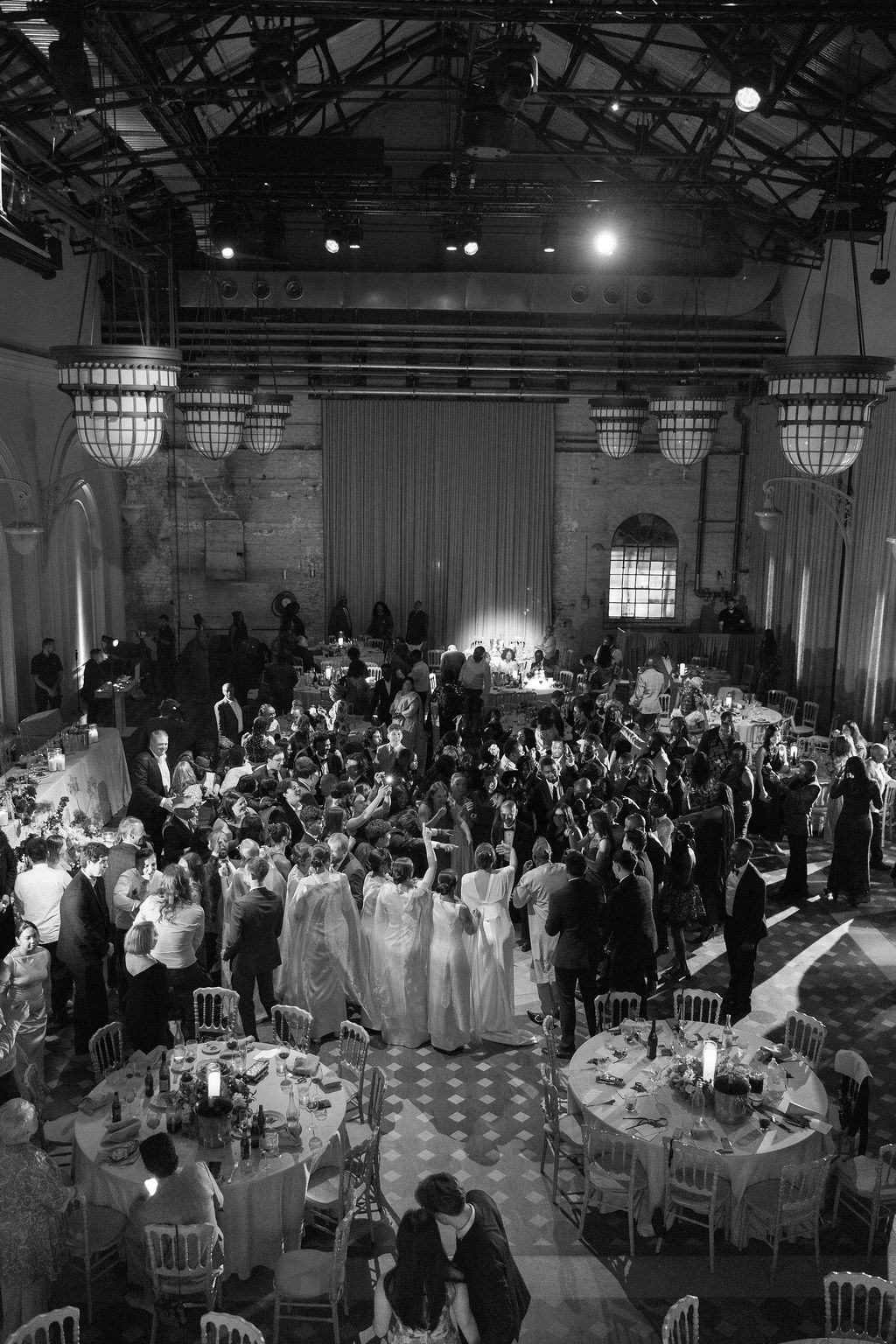 Les mariés interprètent une entrée de danse kenyane chorégraphiée à la réception de mariage Eveleigh by The Grounds Sydney