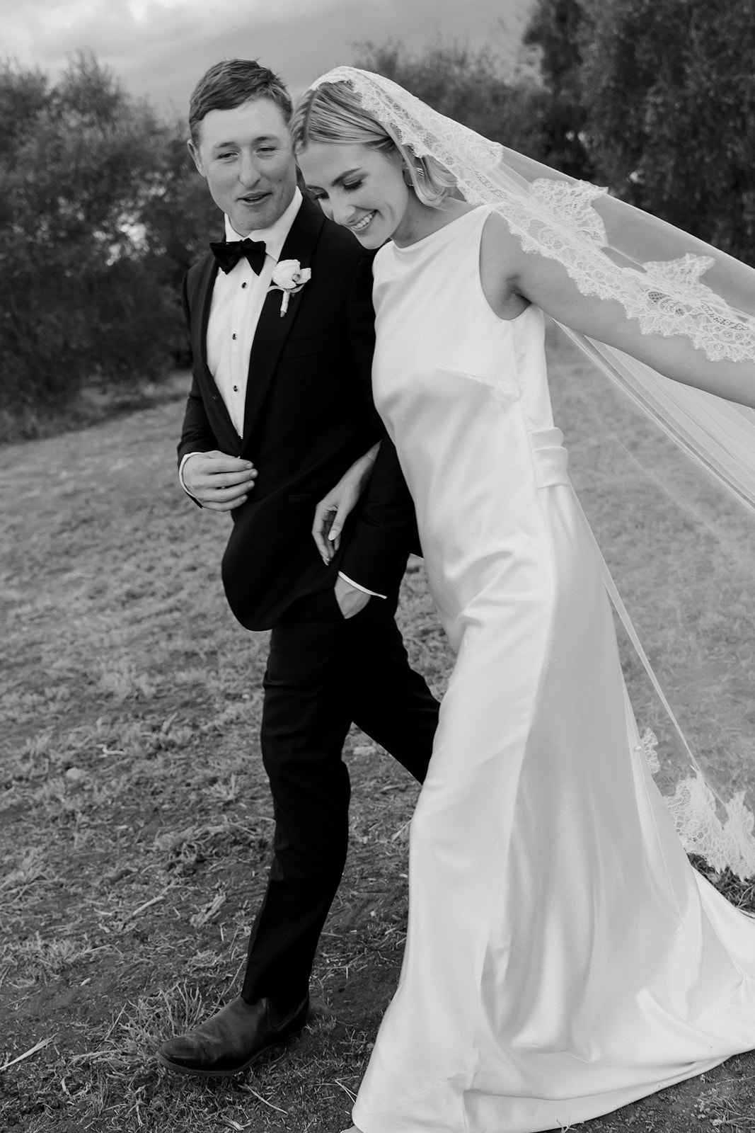 La mariée de Melinda Donohue et le marié en costume MJ Bale lors d'un mariage dans une propriété familiale à Tulloona, dans le nord de la Nouvelle-Galles du Sud.