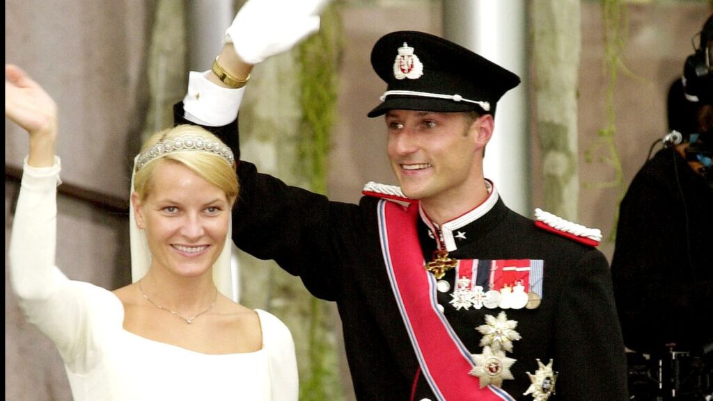 Haakon de Norvège et Mette-Marit reportent la célébration de leurs noces d'argent en raison de la santé délicate du roi Harald