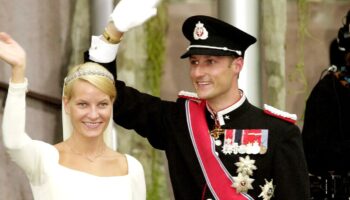 Haakon de Norvège et Mette-Marit reportent la célébration de leurs noces d'argent en raison de la santé délicate du roi Harald