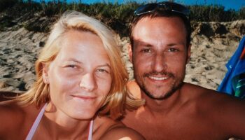 Haakon et Mette-Marit ouvrent leur album de lune de miel à l'occasion de leurs noces d'argent : la photo saisissante avec Marius Borg